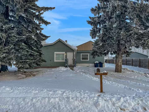 422 5th St NW, New Town, ND 58763