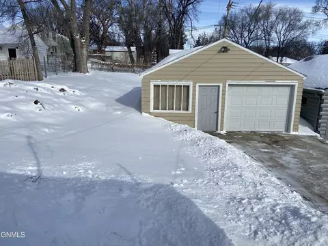 614 C Ave W, Bismarck, ND 58501 photo 3