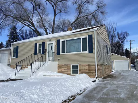 614 C Ave W, Bismarck, ND 58501 photo 1