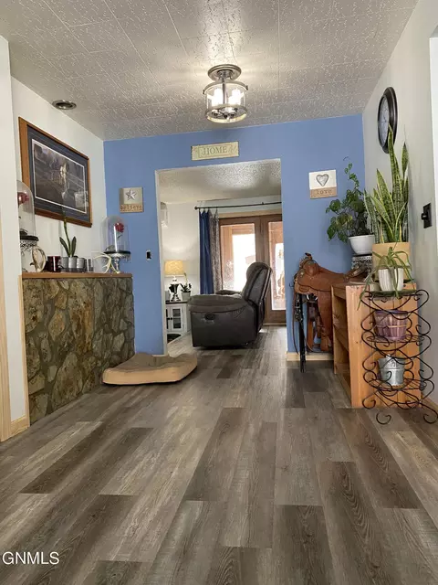 1010 Sioux St, Williston, ND 58801 photo 2