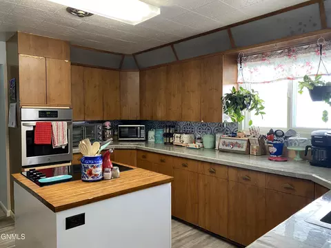 1010 Sioux St, Williston, ND 58801 photo 4