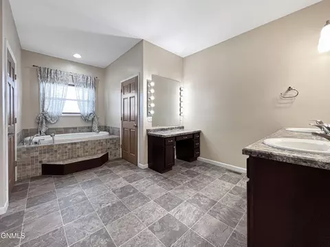 5746 Freedom Ln, Williston, ND 58801 photo 16