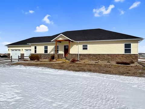 5746 Freedom Ln, Williston, ND 58801 photo 1