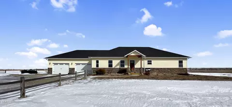 5746 Freedom Ln, Williston, ND 58801 photo 2