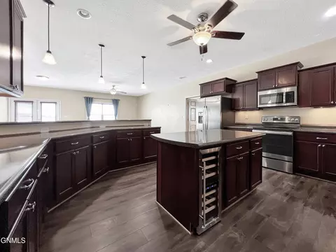 5746 Freedom Ln, Williston, ND 58801 photo 8