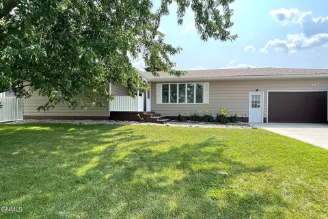 317 15th St SW, Jamestown, ND 58401