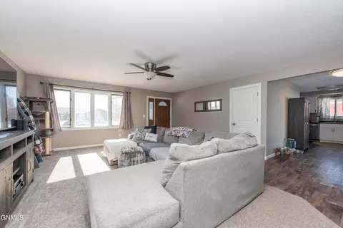 1167 9th St E, Dickinson, ND 58601 photo 7