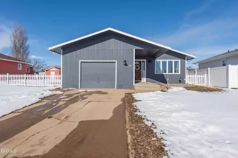 1167 9th St E, Dickinson, ND 58601 photo 2