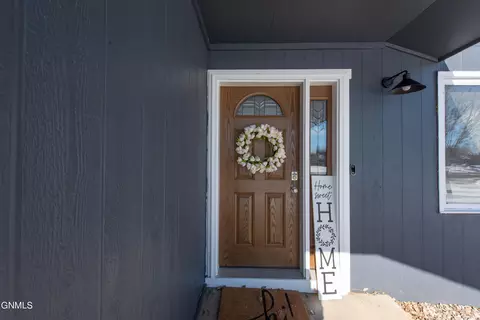 1167 9th St E, Dickinson, ND 58601 photo 4