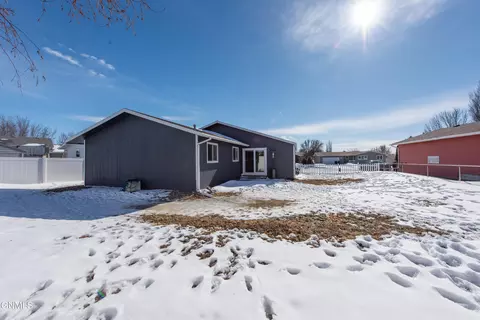 1167 9th St E, Dickinson, ND 58601 photo 33