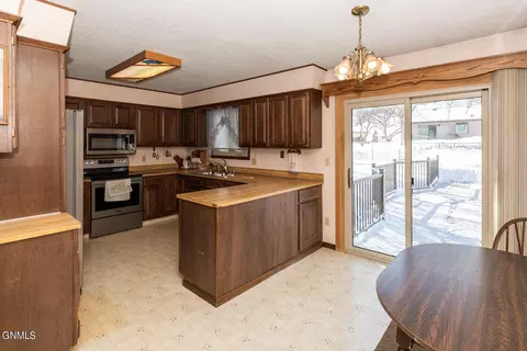 807 4th Ave NE, Mandan, ND 58554 photo 4