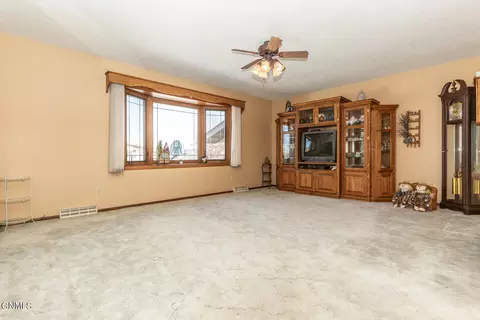 807 4th Ave NE, Mandan, ND 58554 photo 9