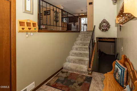 807 4th Ave NE, Mandan, ND 58554 photo 2