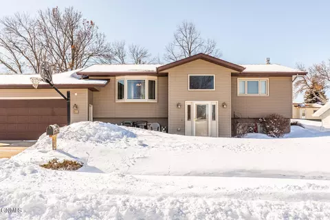 807 4th Ave NE, Mandan, ND 58554 photo 1