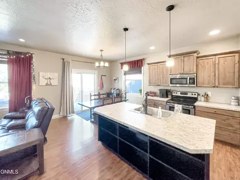 705 25th St E, Williston, ND 58801 photo 6