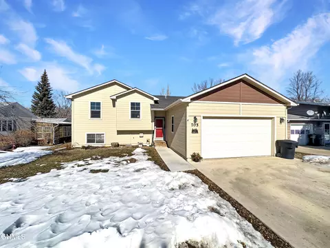 705 25th St E, Williston, ND 58801 photo 1