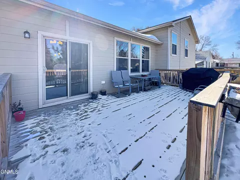 705 25th St E, Williston, ND 58801 photo 2