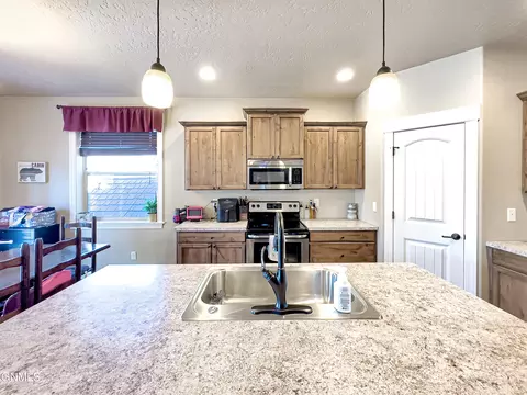 705 25th St E, Williston, ND 58801 photo 9