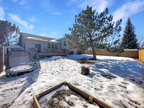 705 25th St E, Williston, ND 58801 photo 3