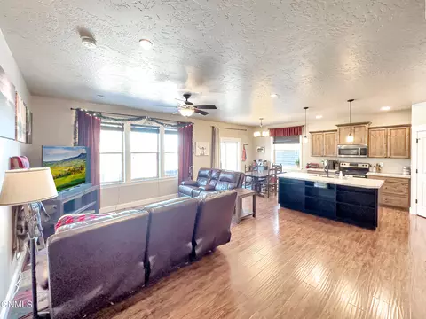 705 25th St E, Williston, ND 58801 photo 5