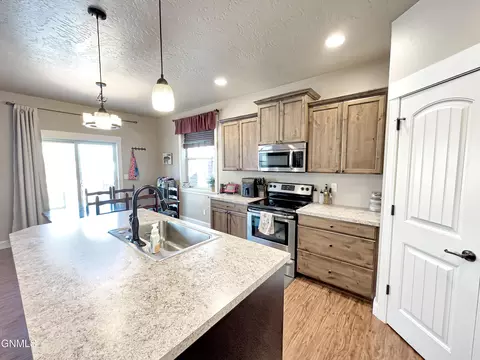 705 25th St E, Williston, ND 58801 photo 10