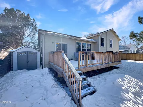 705 25th St E, Williston, ND 58801 photo 4