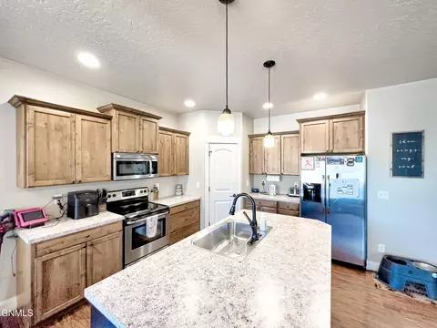 705 25th St E, Williston, ND 58801 photo 8