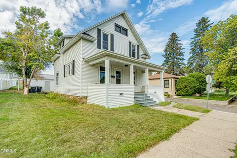 105 10th Ave NW, Mandan, ND 58554