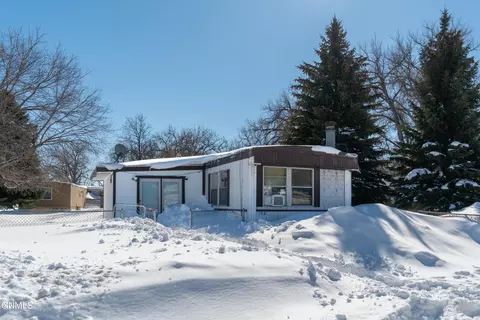 102 Newtown Ave, Mandan, ND 58554
