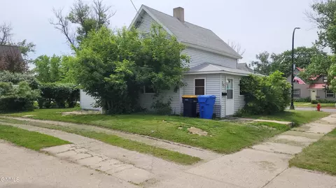 704 Juniper Ave, Oakes, ND 58474 photo 2