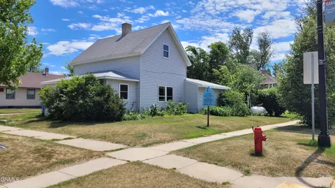 704 Juniper Ave, Oakes, ND 58474
