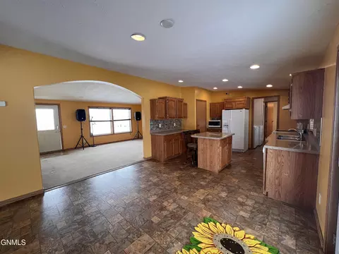 1445 50th St W, Williston, ND 58801 photo 4
