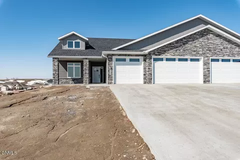 8027 Hawktree Dr, Bismarck, ND 58503 photo 8