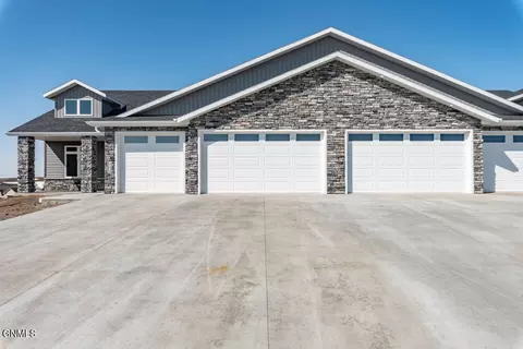 8027 Hawktree Dr, Bismarck, ND 58503 photo 37