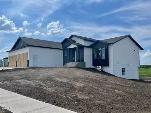 5305 Mica Dr, Bismarck, ND 58503