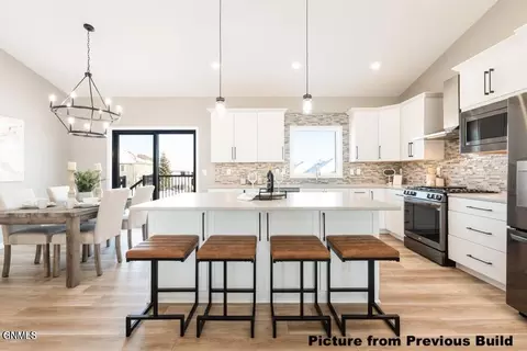 5305 Mica Dr, Bismarck, ND 58503 photo 3