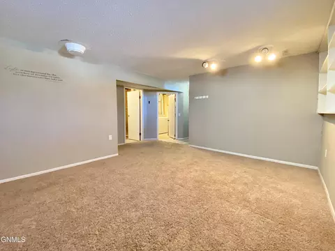 810 3rd Ave NE, Mandan, ND 58554 photo 16