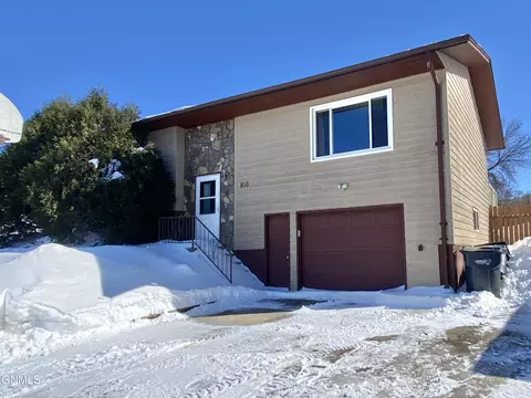 810 3rd Ave NE, Mandan, ND 58554 photo 1