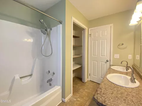 810 3rd Ave NE, Mandan, ND 58554 photo 11