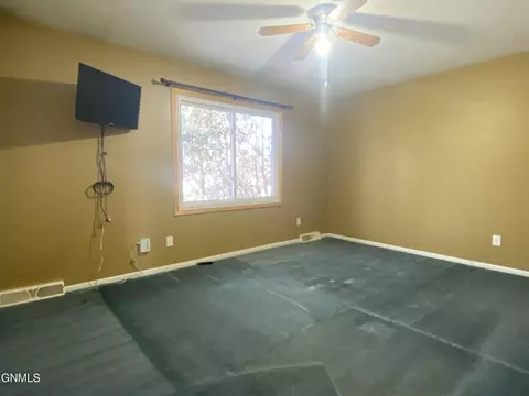 810 3rd Ave NE, Mandan, ND 58554 photo 9