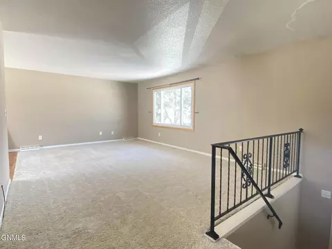 810 3rd Ave NE, Mandan, ND 58554 photo 3