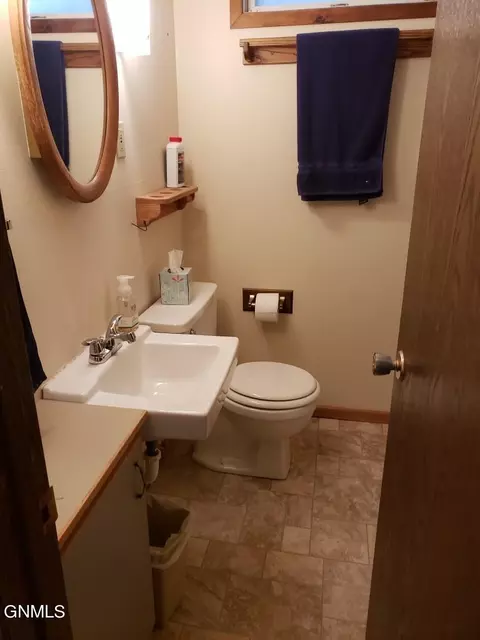 1060 4th Ave E, Dickinson, ND 58601 photo 23