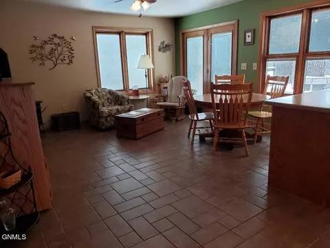 1060 4th Ave E, Dickinson, ND 58601 photo 6