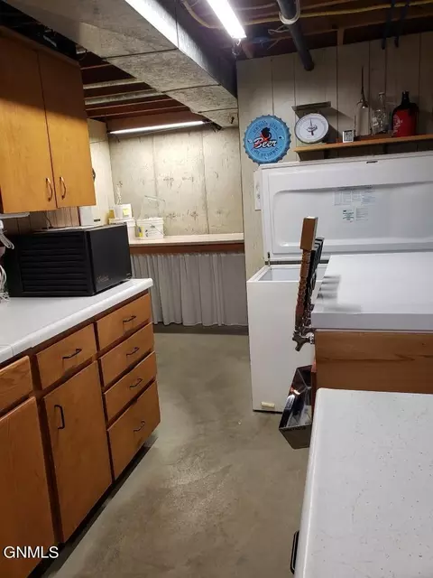 1060 4th Ave E, Dickinson, ND 58601 photo 26