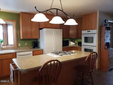 1060 4th Ave E, Dickinson, ND 58601 photo 4