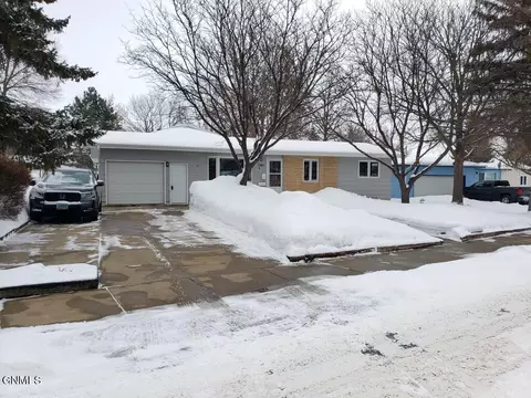 1060 4th Ave E, Dickinson, ND 58601 photo 1