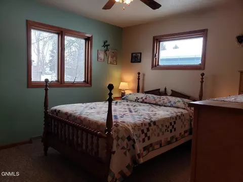 1060 4th Ave E, Dickinson, ND 58601 photo 13