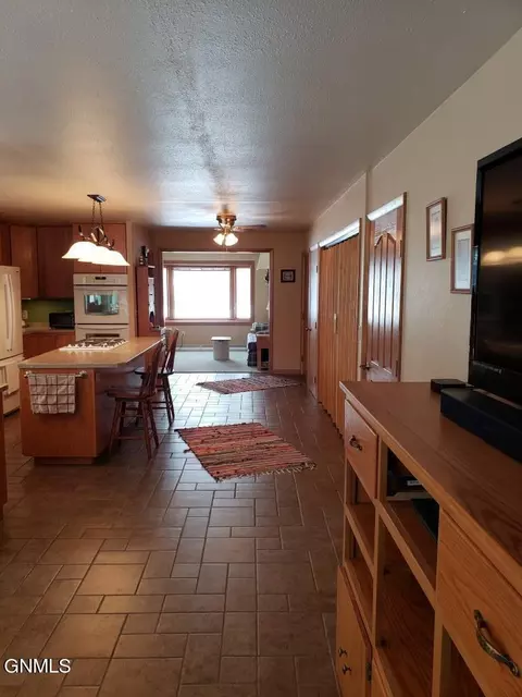 1060 4th Ave E, Dickinson, ND 58601 photo 8