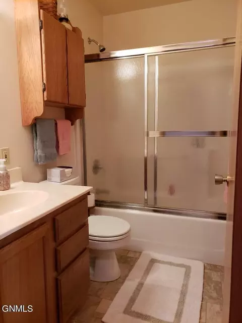 1060 4th Ave E, Dickinson, ND 58601 photo 20