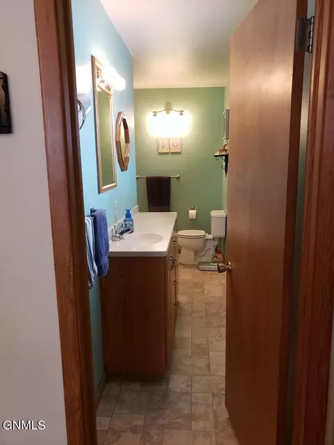 1060 4th Ave E, Dickinson, ND 58601 photo 16